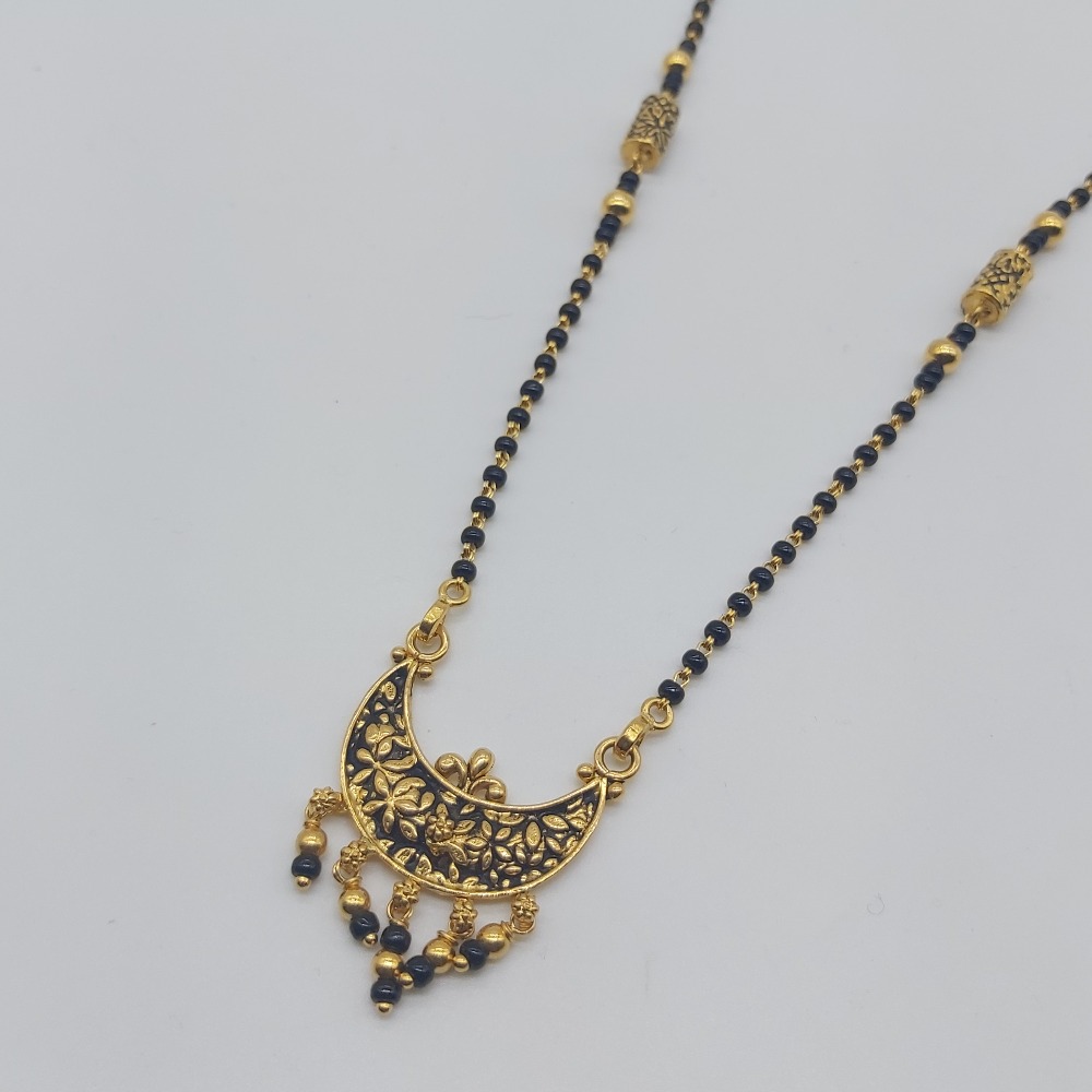 Gold single line delicate short mangalsutra in antique pattern