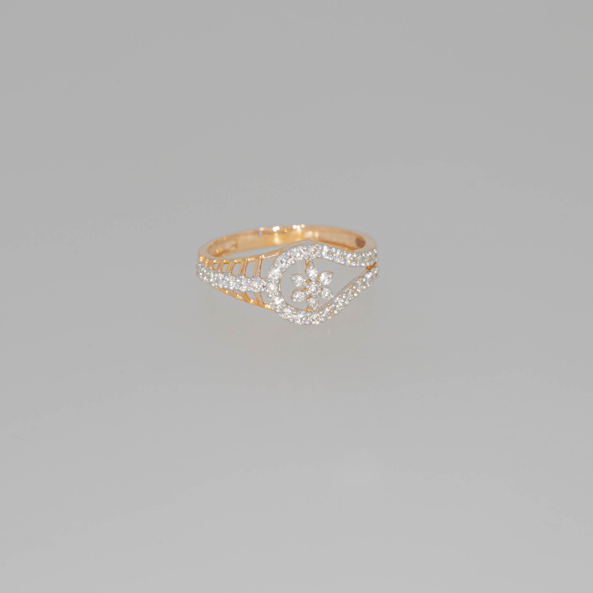 14kt Flower Design Diamond Finger Ring