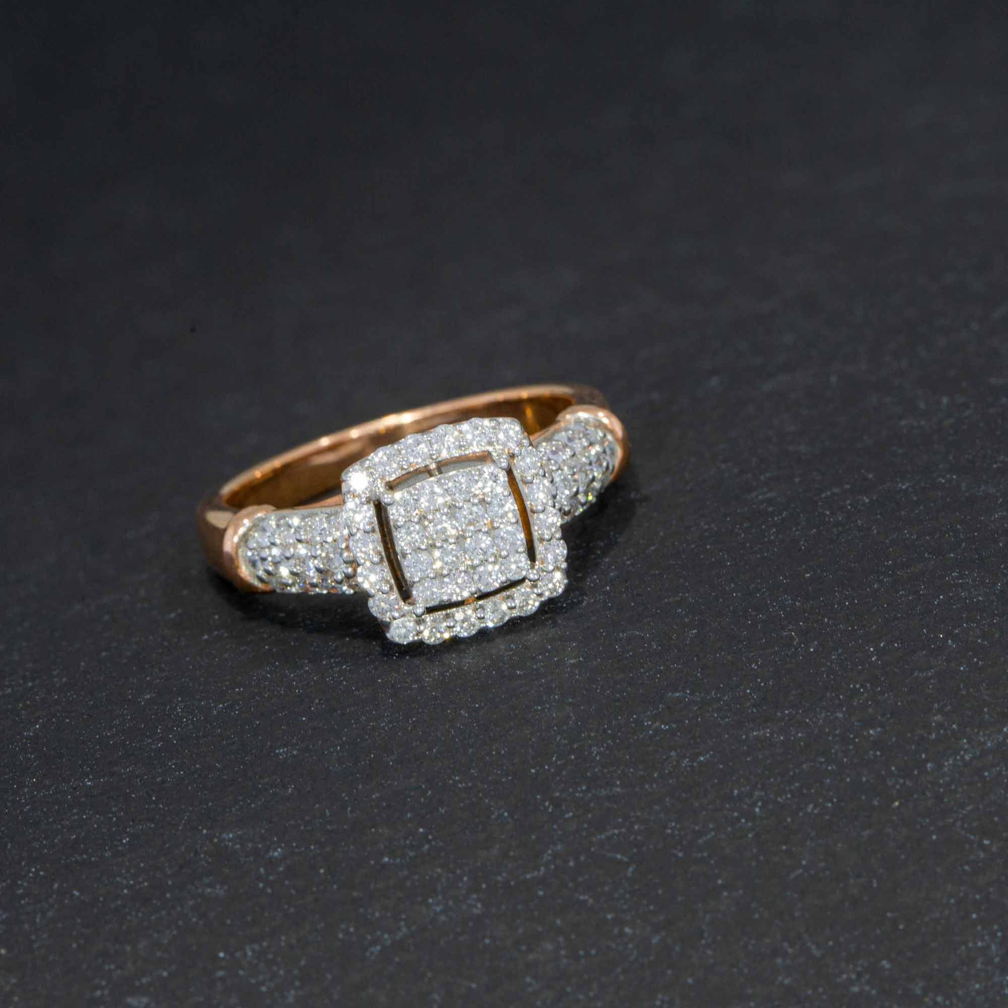 Fabulous 14kt Diamond Finger Ring