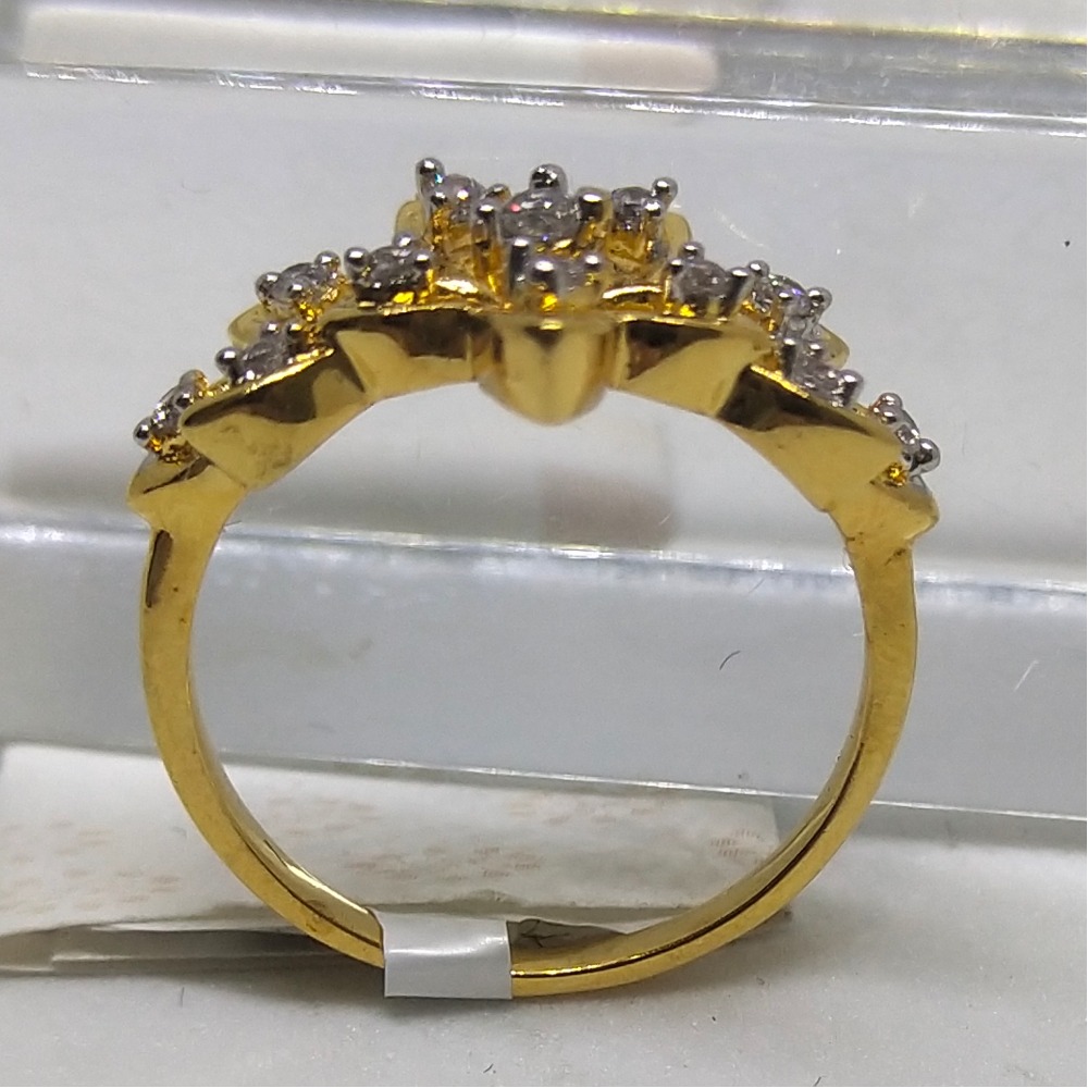 22K engagement spacial diamond ring