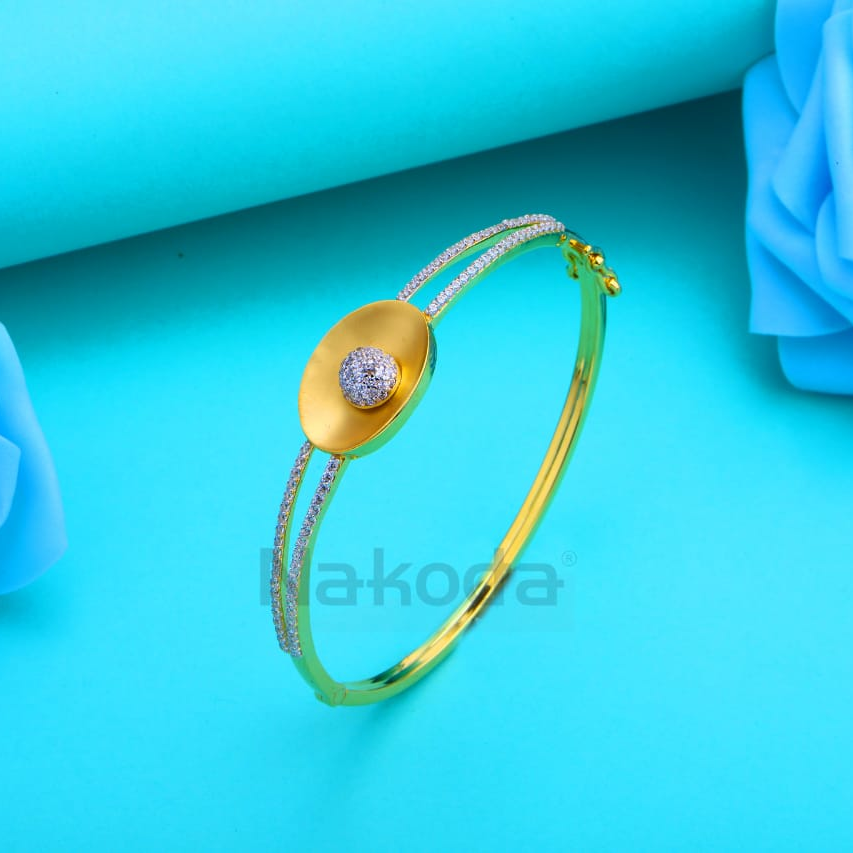 750 Gold Hallmark Ladies Stylish Kada Bracelet LKB215
